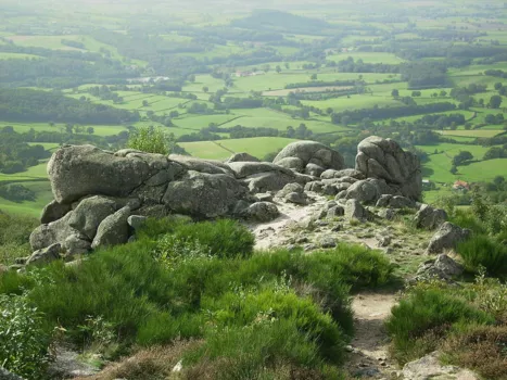 Very beautiful village with spectacular granite outcrops in the Morvan - Uchon - ©VitalSonic, Public domain, via Wikimedia Commons